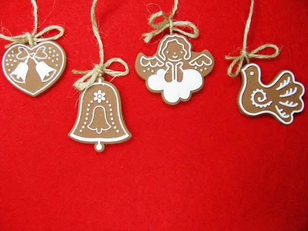 Galletas de Navidad pan de jengibre y decoración sobre fondo rojo — Foto de Stock