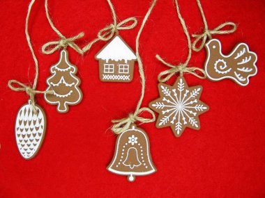 Noel kurabiye zencefilli ve dekorasyon kırmızı zemin üzerine