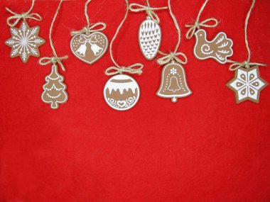 Noel kurabiye zencefilli ve dekorasyon kırmızı zemin üzerine