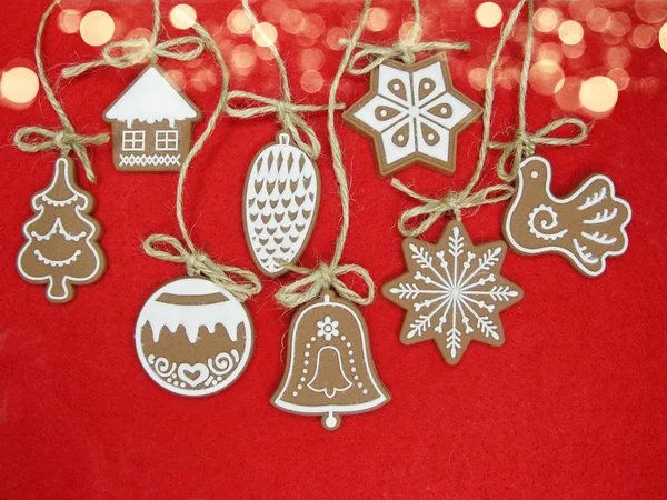 Galletas de Navidad pan de jengibre y decoración sobre fondo rojo — Foto de Stock