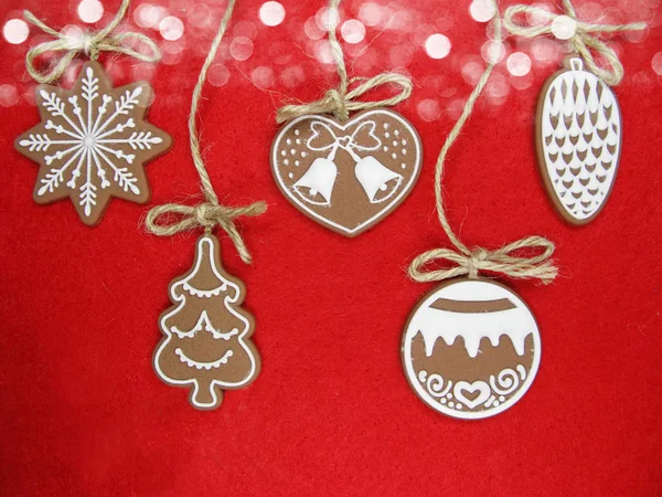 Biscuits de Noël pain d'épice et décoration sur fond rouge — Photo