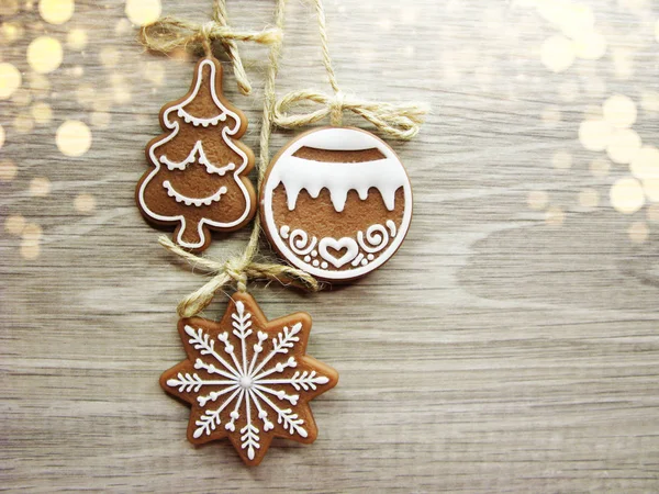 Galletas de Navidad pan de jengibre y decoración en el fondo de madera — Foto de Stock