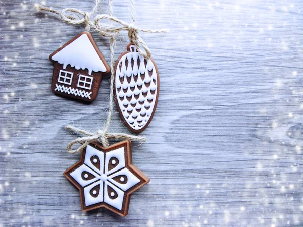 Biscuits de Noël pain d'épice et décoration sur fond en bois — Photo