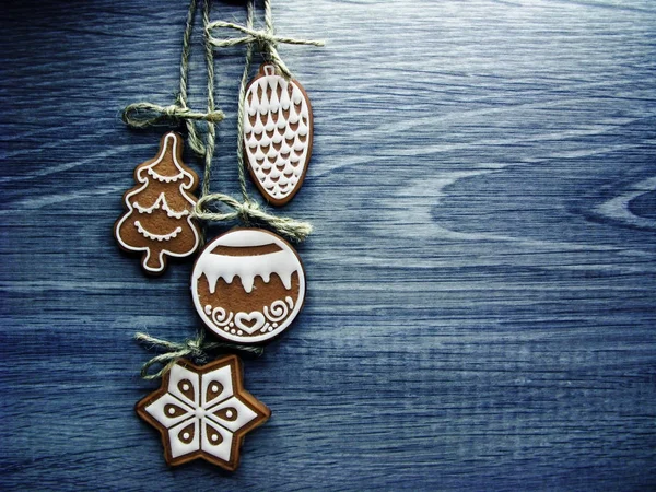 Karácsonyi cookie-k Mézeskalács és dekoráció a fa háttere — Stock Fotó