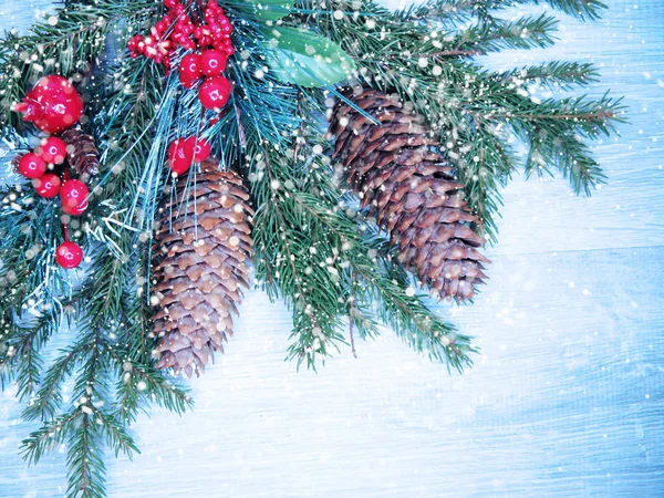 クリスマスの装飾や木製の背景に雪 — ストック写真