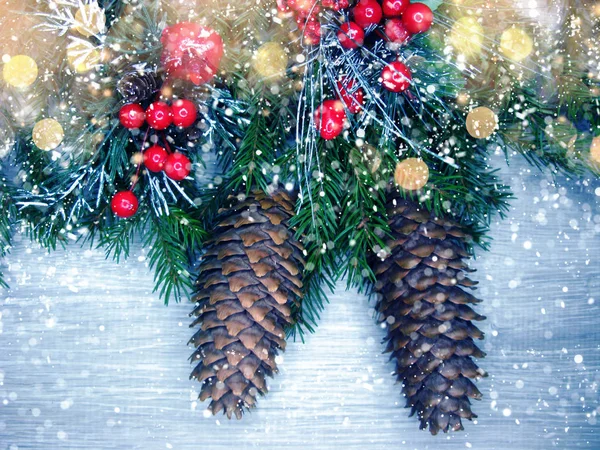 Різдвяні прикраси конусів і гірлянд на дерев'яному фоні — стокове фото