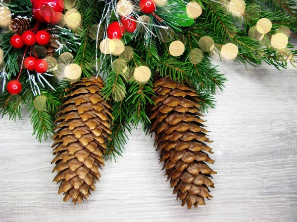 Vánoční věnec světel na větve jedle na dřevěné pozadí — Stock fotografie