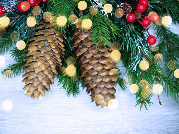 Vánoční dekorace šišky a věnec světel na dřevěné poz — Stock fotografie