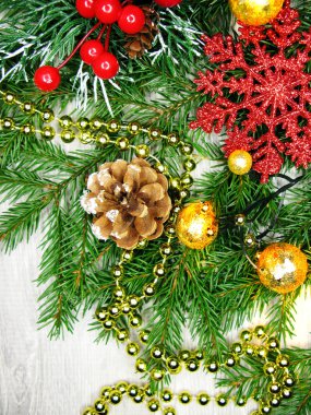 Noel dekorasyonu ve ahşap arka plan üzerinde kar