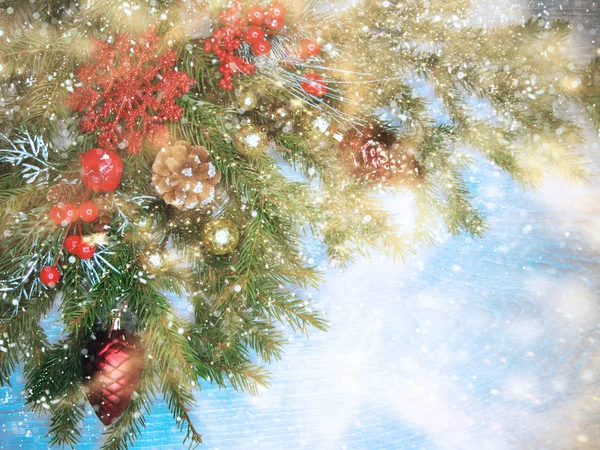 Weihnachtsdeko-Kegel und Lichtergirlanden auf hölzernem Hintergrund — Stockfoto