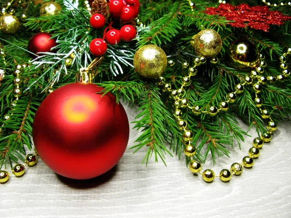 Kerstdecoratie op fir takken achtergrond — Stockfoto