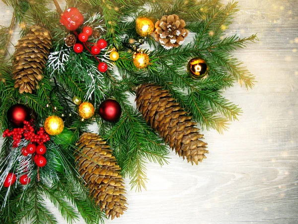 Boże Narodzenie dekoracje szyszki i świateł girlanda na drewniane backgrou — Zdjęcie stockowe
