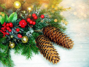 Noel dekorasyon koniler ve ahşap backgrou ışıkları garland