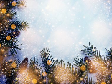 çam dalları ahşap arka plan üzerinde Noel çelenk ışıkları