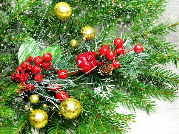 Decoración de Navidad en el fondo ramas de abeto —  Fotos de Stock