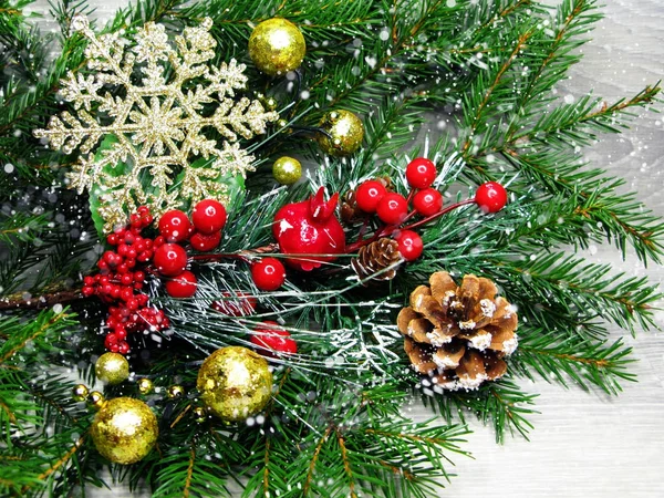 Weihnachtsdekoration auf Tannenzweigen Hintergrund — Stockfoto