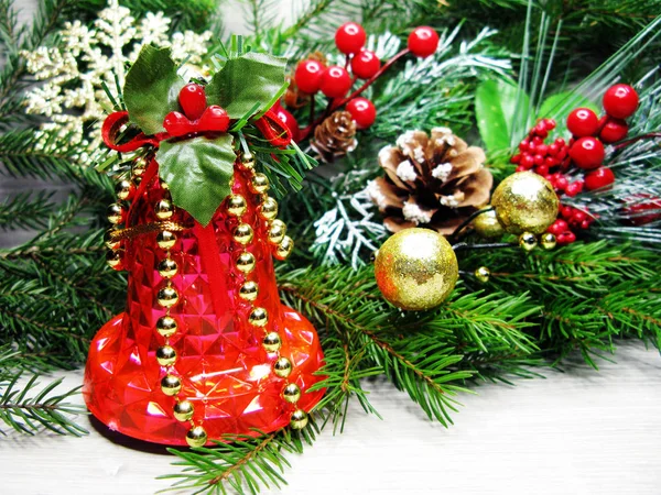 Weihnachtsdekoration auf Tannenzweigen Hintergrund — Stockfoto