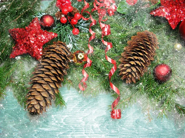 Kerst decoratie kegels en garland lampjes op houten CHTERGRO — Stockfoto