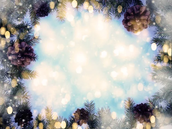 木 backgrou 圣诞装饰锥和花环灯 — 图库照片
