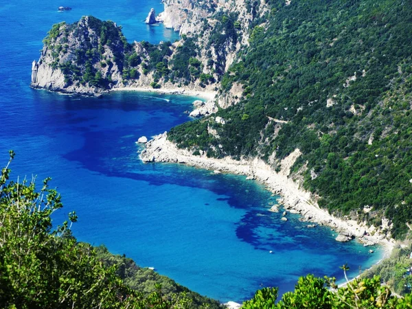 Costa laguna azul paisaje mar ioniano en la isla de Corfú — Foto de Stock