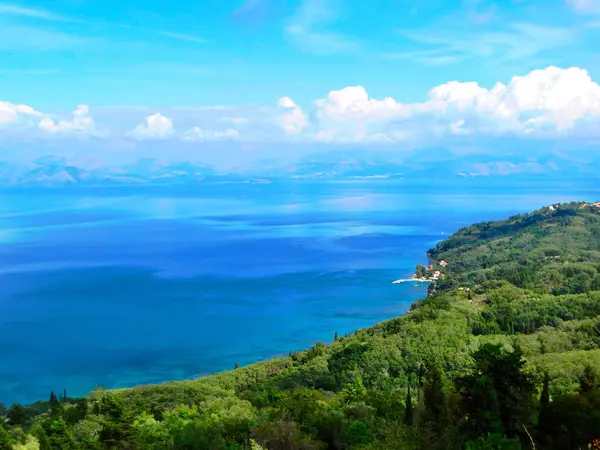 Kék lagúna partján fekvő Corfu sziget a Jón-tenger — Stock Fotó