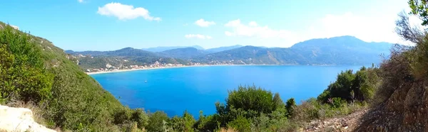 Panorama modrá laguna pobřeží krajina Jónského moře na ostrově Korfu — Stock fotografie