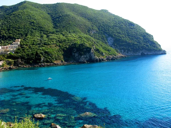 Blu laguna costa paesaggio mare ionico sull'isola di Corfù — Foto Stock