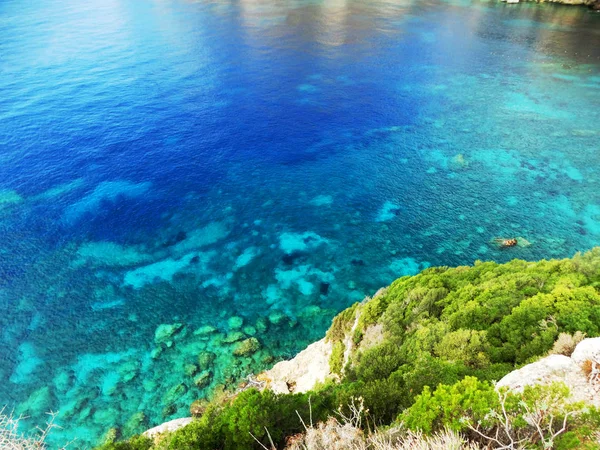 Azul lagoa costa paisagem mar ionian na ilha de Corfu — Fotografia de Stock