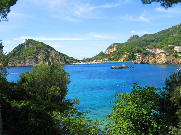 Costa laguna azul paisaje mar ioniano en la isla de Corfú — Foto de Stock