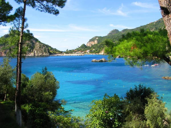 Paleokastritsa lagunas azules costa paisaje mar ioniano en Corfú — Foto de Stock