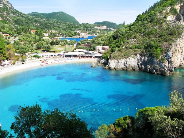 Paleokastritsa lagunas azuis costa paisagem mar ionian em Corfu — Fotografia de Stock