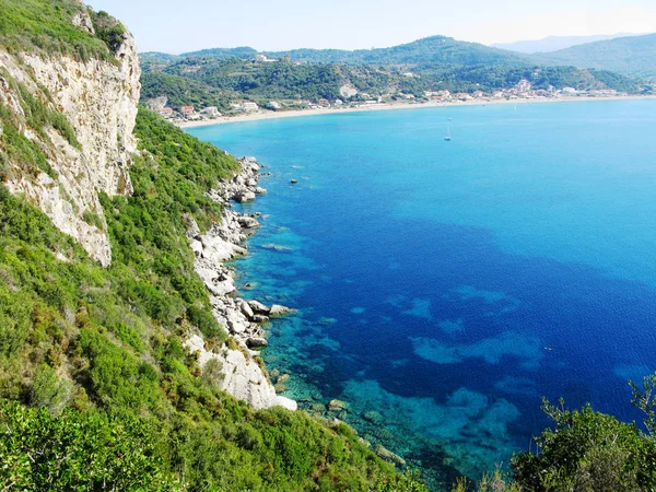 Costa laguna azul paisaje mar ioniano en la isla de Corfú — Foto de Stock