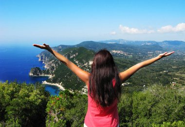 mavi lagün Coast'ta arayan kadın Ionian sea Korfu manzara