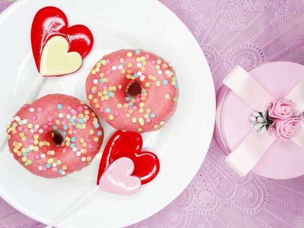 Día de San Valentín chocolate donuts corazón piruleta y caja de regalo — Foto de Stock