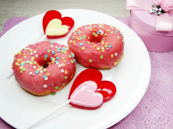 Den svatého Valentýna čokoládové koblihy srdce lízátko a Dárkový box — Stock fotografie