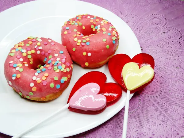 Alla hjärtans dag choklad donuts hjärta lollipop söt mat desse — Stockfoto