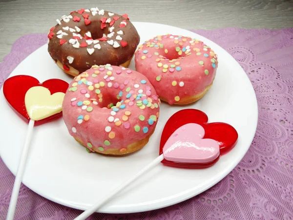 Valentin-napi csokoládés fánk szív nyalóka édes ételeket teadélután — Stock Fotó