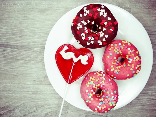 Alla hjärtans dag choklad donuts hjärta lollipop söt mat desse — Stockfoto