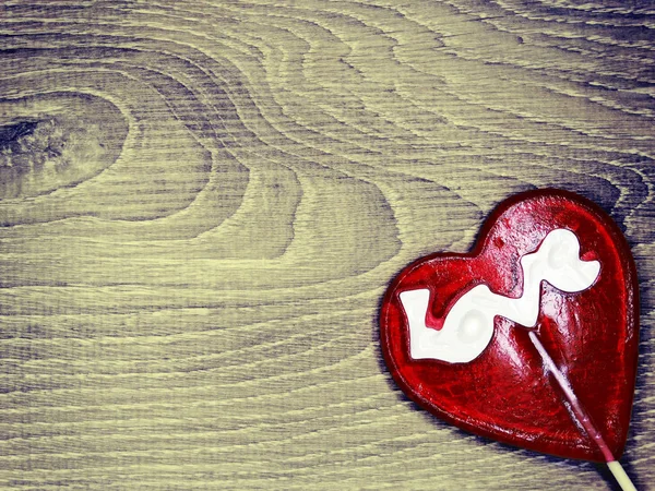 Corazón piruleta dulce amor día de San Valentín en el viejo backgrou de madera — Foto de Stock