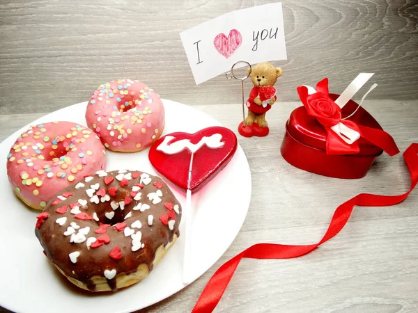 Alla hjärtans dag choklad donuts nallebjörn och gratulationskort — Stockfoto