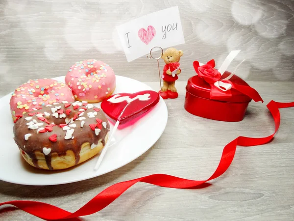 Saint Valentin beignets au chocolat ours en peluche et carte de voeux — Photo