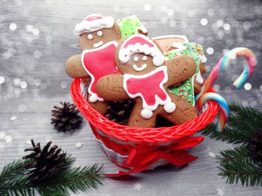 Noel kurabiye zencefilli ve dekorasyon ahşap adam üzerinde