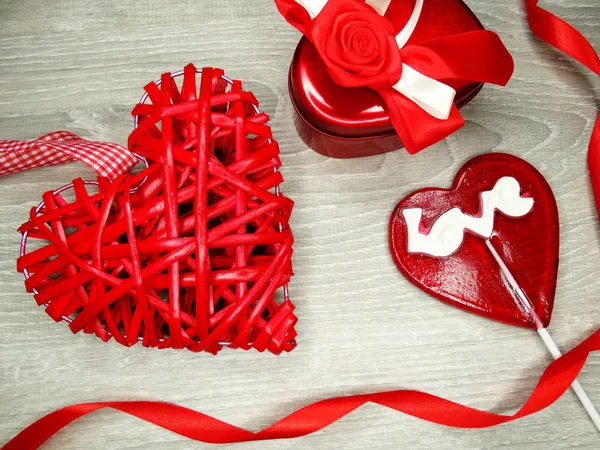 Caja de regalo del corazón del día de San Valentín y piruleta dulce — Foto de Stock