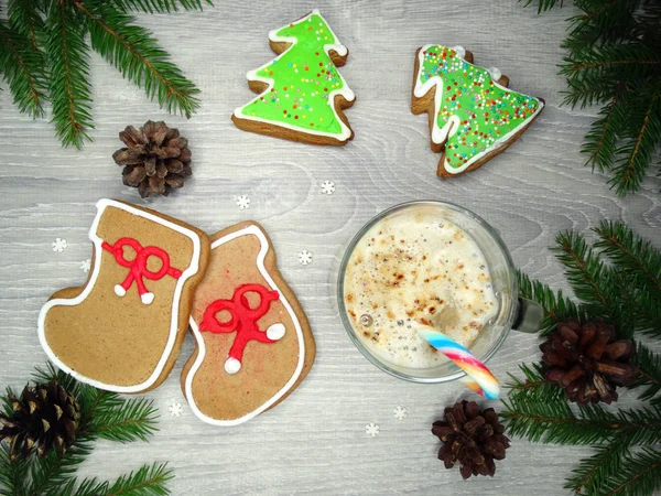 Christmas cookies traditionella pepparkakor och kopp kaffe — Stockfoto