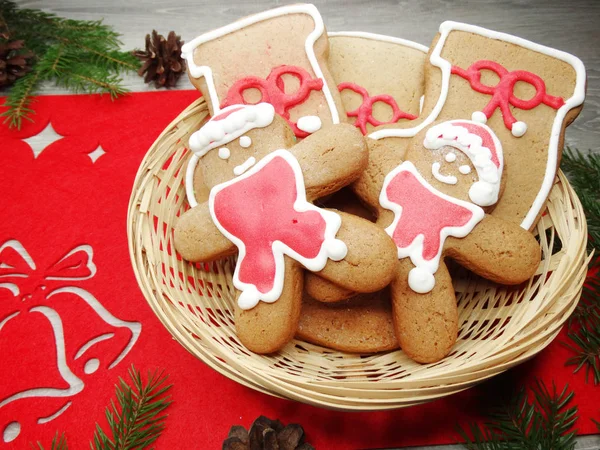 Biscoitos de Natal pão de gengibre e decoração em backgroun de madeira — Fotografia de Stock