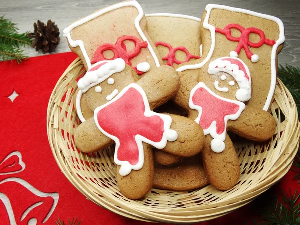 Christmas cookies pepparkakor och dekoration på trä bak — Stockfoto