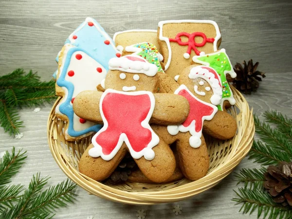 Biscoitos de Natal pão de gengibre e decoração em backgroun de madeira — Fotografia de Stock