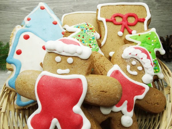 Galletas de Navidad pan de jengibre y decoración en el fondo de madera — Foto de Stock