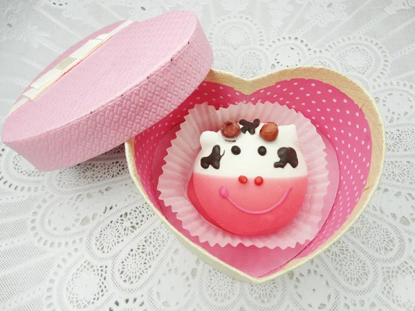 Criativo engraçado animal forma bolos doce comida sobremesa na caixa de presente — Fotografia de Stock