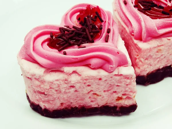 ハート形ケーキ甘い食べ物デザート バレンタインの日に — ストック写真